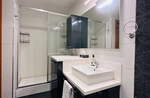 Gumussuyu Mahallesi Apartment | TAKSiM PERFECT RESİDENCE, 3 BEDROOMS, 140 SQUAREMETER, POOL GYM SAUNA Wifi