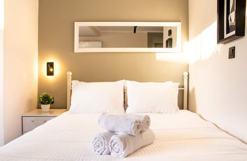 Old Town Apartment | Chic Kordon Flat: Heart of Alsancak