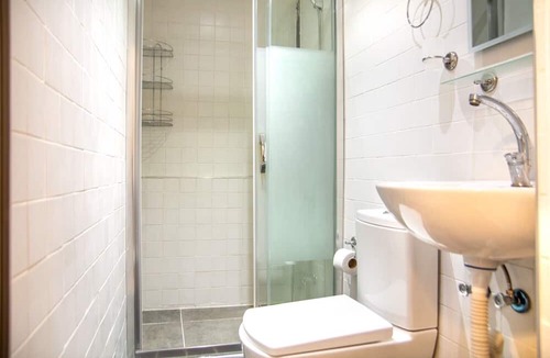 Old Town Apartment | Chic Kordon Flat: Heart of Alsancak