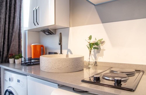 Old Town Apartment | Chic Kordon Flat: Heart of Alsancak