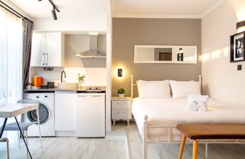 Old Town Apartment | Chic Kordon Flat: Heart of Alsancak