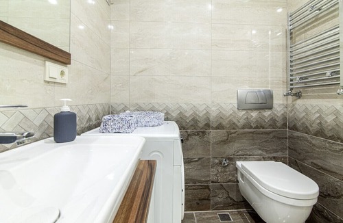 Maltepe Apartment | Vibrant and Central Flat with Balcony in Maltepe