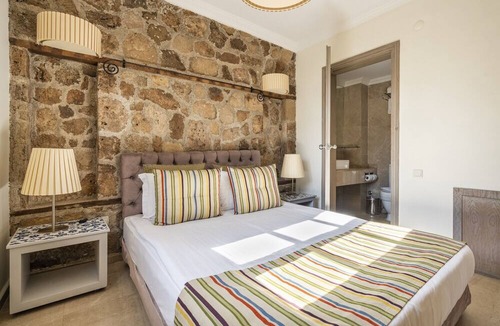 Kaleici House | Glamorous Flat with Jacuzzi near Hadrian's Gate