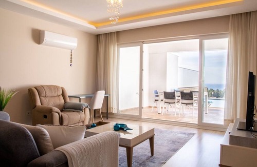 Kusadasi City Centre Apartment | Spacious Perfect Flat with Private Pool
