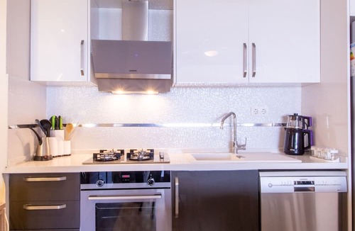 Kusadasi City Centre Apartment | Spacious Flat with Pool in Kusadasi