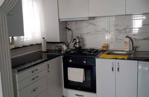 Darica Apartment | House is with a terrace and a fireplace -just 5 minutes away from the sea