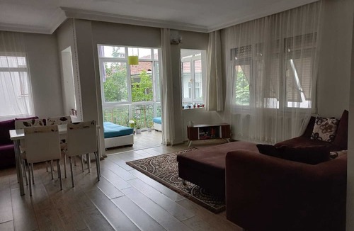 Darica Apartment | House is with a terrace and a fireplace -just 5 minutes away from the sea