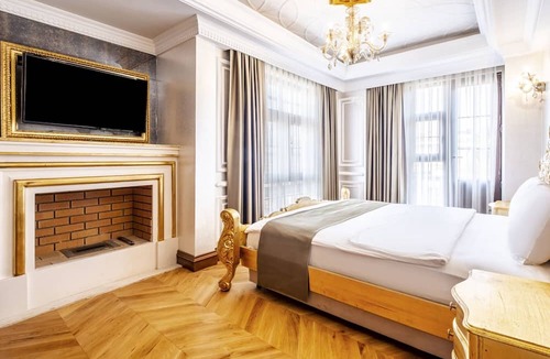 Beylerbeyi Villa | Mansion w Bosphorus View with Balcony and Garden