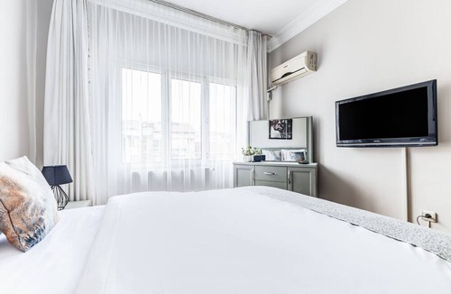 Moda Apartment | Sleek Flat w French Balcony at heart of Kadıkoy