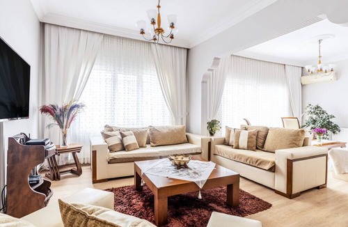 Moda Apartment | Sleek Flat w French Balcony at heart of Kadıkoy