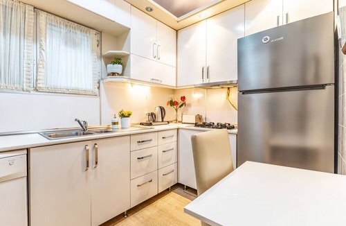 Moda Apartment | Sleek Flat w French Balcony at heart of Kadıkoy