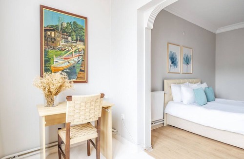 Moda Apartment | Sleek Flat w French Balcony at heart of Kadıkoy