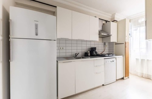 Bostanci Apartment | Stylish Sea View Flat on Bagdat Avenue in Bostanci
