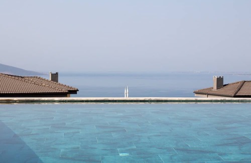 Akbuk Apartment | Sea View Flat with Shared Pool 5 min to Beach