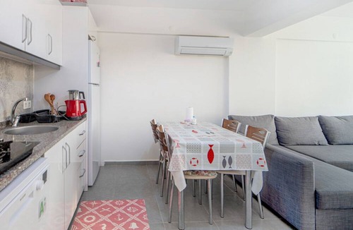 Milas Apartment | Vacation Flat w Pool and Garden in Milas