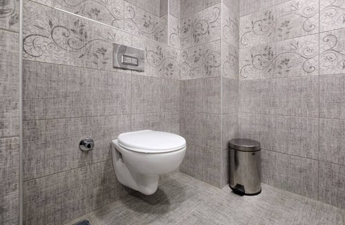 Bodrum City Center Apartment | Comfy Flat w Patio 3 min to Beach in Bodrum