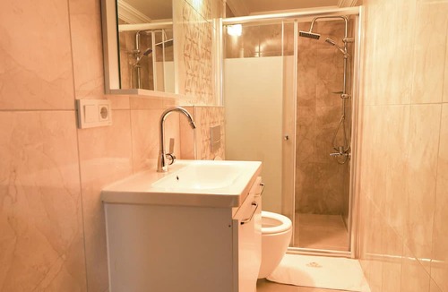 Kaymakli Apartment | فكرنا في راحتك في غرفنا المطلة على البحر والمدينة.
