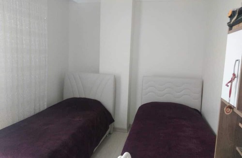 Kucukcekmece Apartment | Merkezi konumda çarşının tam üstünde ulaşımı kolay modern daire