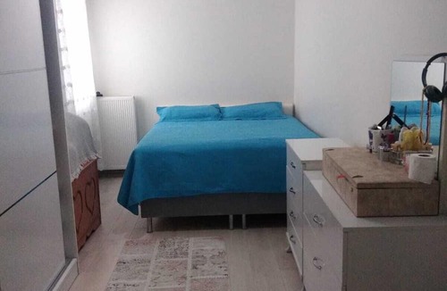 Kucukcekmece Apartment | Merkezi konumda çarşının tam üstünde ulaşımı kolay modern daire