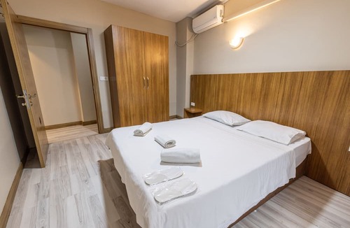 Sirinevler Mahallesi House | Blue Suit