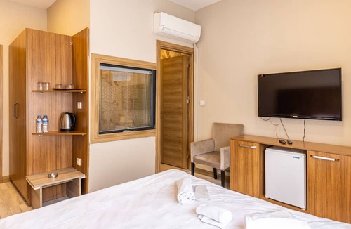 Sirinevler Mahallesi House | Blue Suit