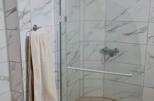 Akbuk Apartment | White Bay Resort 2 Bedrooms + 2 Bathrooms luxury beachfront aparts. max sleep 8