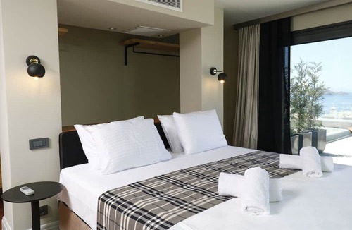 Turgutreis Villa | Bodrum Turgutreis'te Özel Havuzlu ve Deniz Manzaralı 6 Yatak Odalı Villa BV-4115
