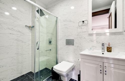 Cekirge Mahallesi House | Cozy Hotel Room w Balcony and Terrace in Bursa