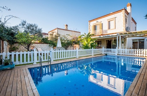 Hacımemis Villa | Luxury Duplex Villa w Pool and Garden in Alacati