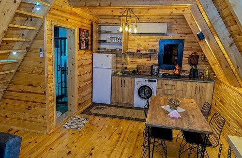 Ardesen Ski Chalet | Dağ,dere,deniz,Şehir ve orman manzaralı,jakuzili. Şömineli bungalov