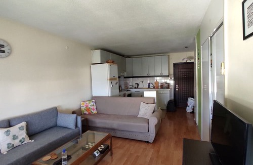 Atakent Mahallesi House | Sea and sunset view, close to public transportation, 1+1 within the safe site
