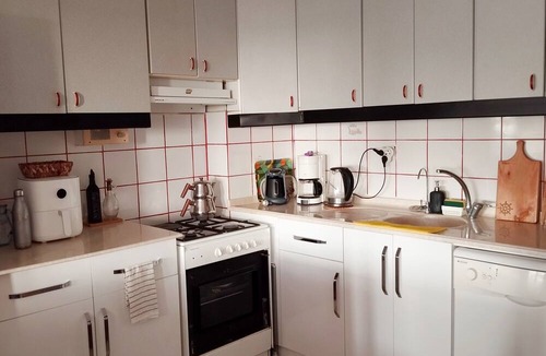 Atakent Mahallesi House | Sea and sunset view, close to public transportation, 1+1 within the safe site