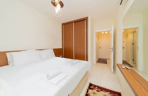 Konyaalti Apartment | Flat w Pool Garden and Balcony 7 min to Beach