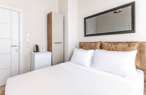 Rasimpasa House | Central, Historical Hotel Room w Garden in Kadikoy