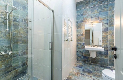 Balat Apartment | This apartment is a 1 bedroom(s), 2 bathrooms, located in Fatih, İstanbul.