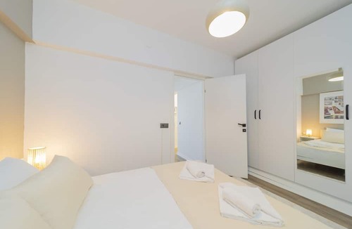 Kaleici Apartment | Sleek Flat 1 min to Hadrian Gates, 8 min to Beach
