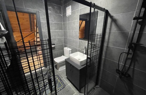 Sapanca House | Isıtmalı havuzu şömine başında jakuzi ile tatilin keyfini çıkarmak isteyenlere