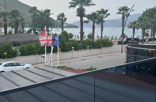 Icmeler City Center Apartment | Beach Suite XL İcmeler