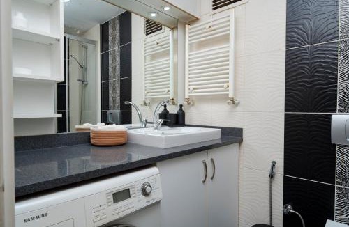 Tophane Apartment | Spacious Central One Bedroom Apartment with View and Elevator