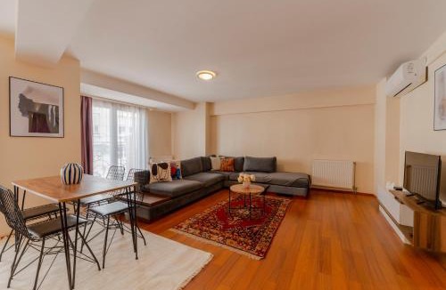 Tophane Apartment | Spacious One-Bedroom Central Apartment - Elevator