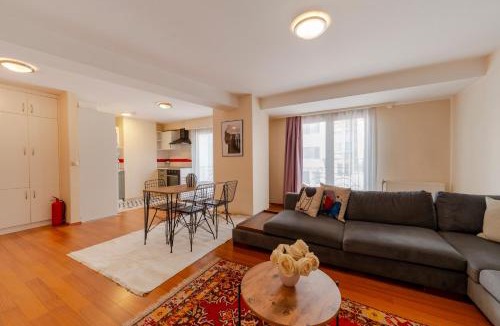 Tophane Apartment | Spacious One-Bedroom Central Apartment - Elevator