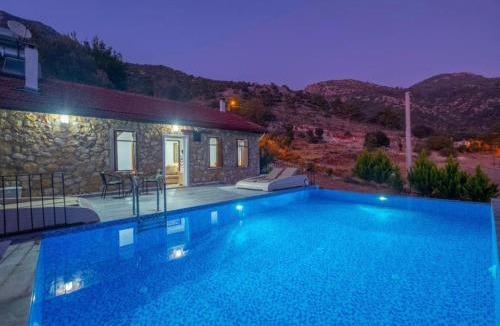 Uzumlu Villa | Villa Rose Garden with Private Pool And Jacuzzi