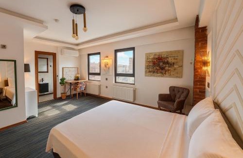 Tophane Apartment | GuestPort No 3 Luxury Suite with Balcony, 2 Bathrooms