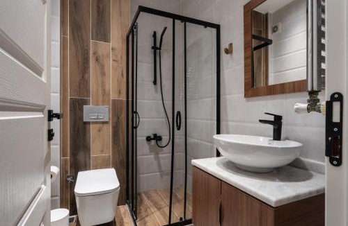 Balat Apartment | Renovated Flat near Tram All Rooms AC