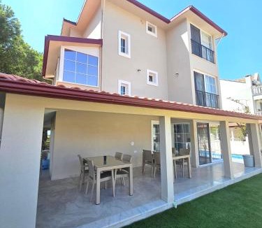 Altınova Villa | Luxury 5BR Villa w Pool & Beach Access Ayvalık