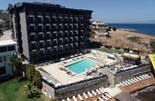Pelitkoy Villa | Beachfront Duplex 3-BR in Pelitköy, Beach Access