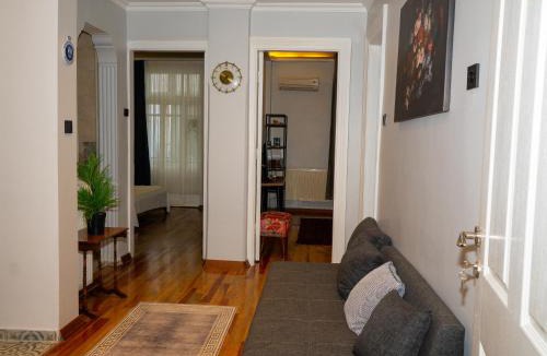 Talimhane Apartment | Verno Green Back