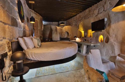 Ayvali Bed & Breakfast | Eka Cave Maison -Piscines troglodytes noires- Famille Franco-Turque
