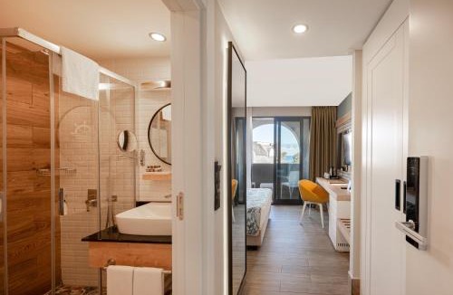 Kiris Resort | Sailor's Beach Club