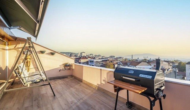 Sea View Sleek Flat near Transportation in Maltepe in Istanbul